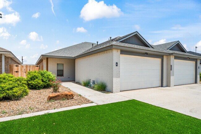 Foto del edificio - MOVE IN SPECIAL: $500 move in bonus provided at move in  Gorgeous Duplex in Frenship East!