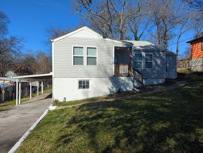 Building Photo - Great Rossville Family Home