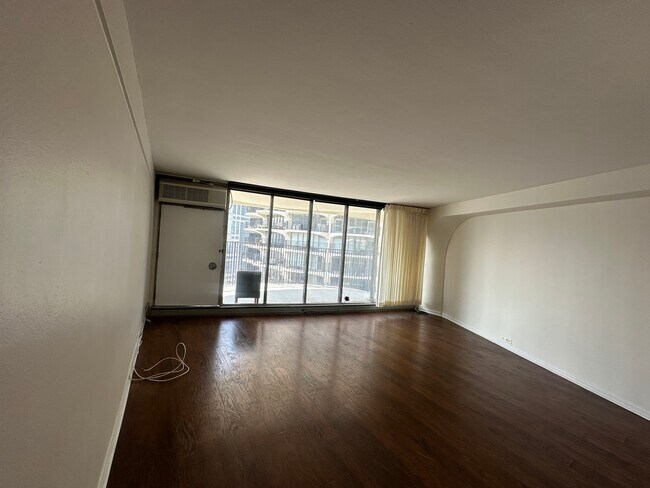 Foto del edificio - 300 N State St