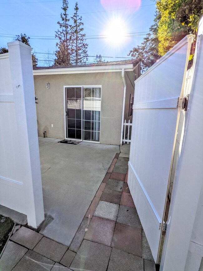 332 E Gainsborough Rd Unit Guest House, Thousand Oaks, CA 91360 332 E