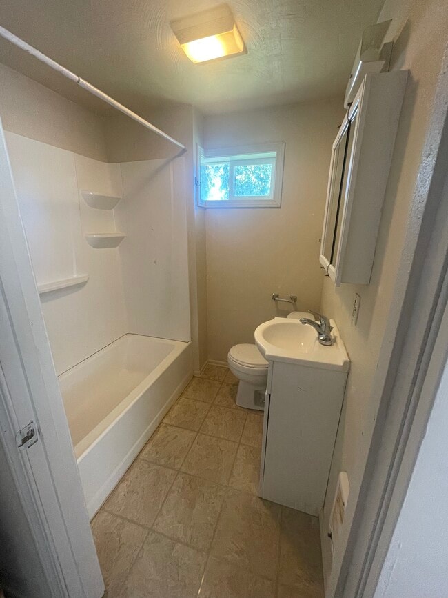Foto del edificio - 3586 Valley Rd NE
