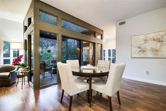 Foto del edificio - 4711 Spicewood Springs Rd