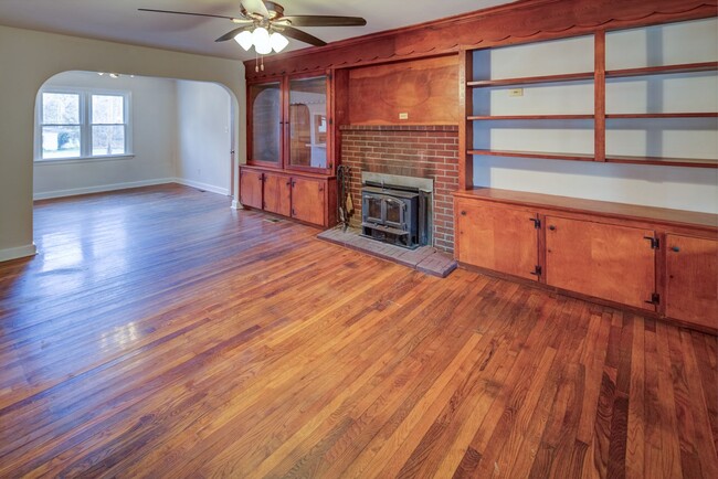 Building Photo - Charming Cecil Cape Cod Showing Thursday 1/15 4:30pm-4:45