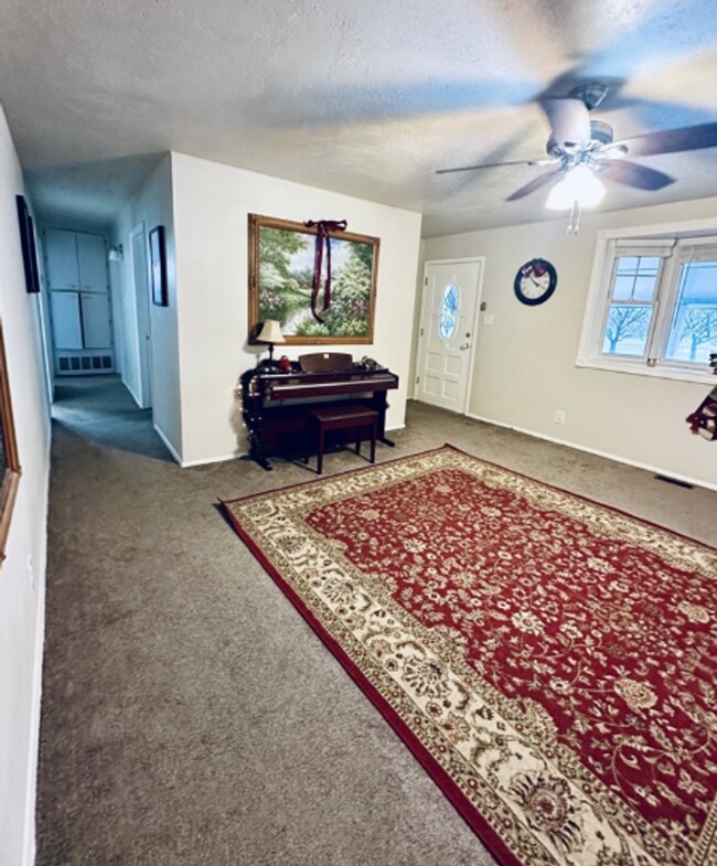 Building Photo - Charming Pet-Friendly Rental Available Now!