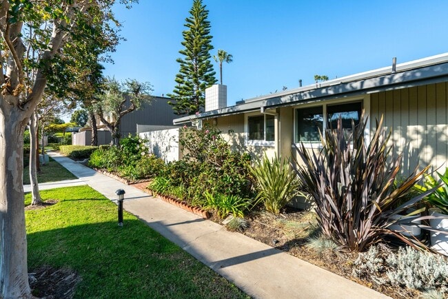 Building Photo - Beautifully Remodeled Tri-Level Condo With...