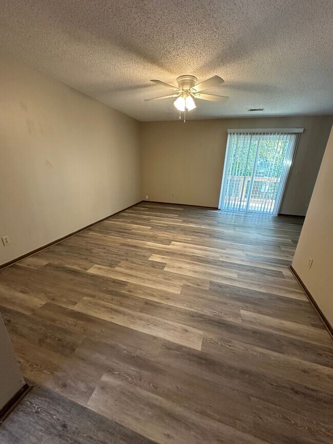 Building Photo - 2 Bedroom, 1 Bath Upper Level Apartment!