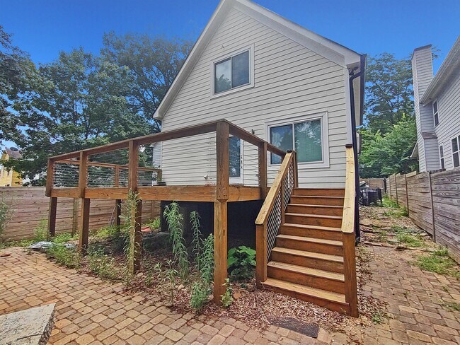 Building Photo - 728 Garibaldi St SW