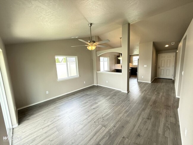 Foto del edificio - 3bd/2ba House in West Valley with Central AC, Fully Fenced Yard and Two Car Garage!