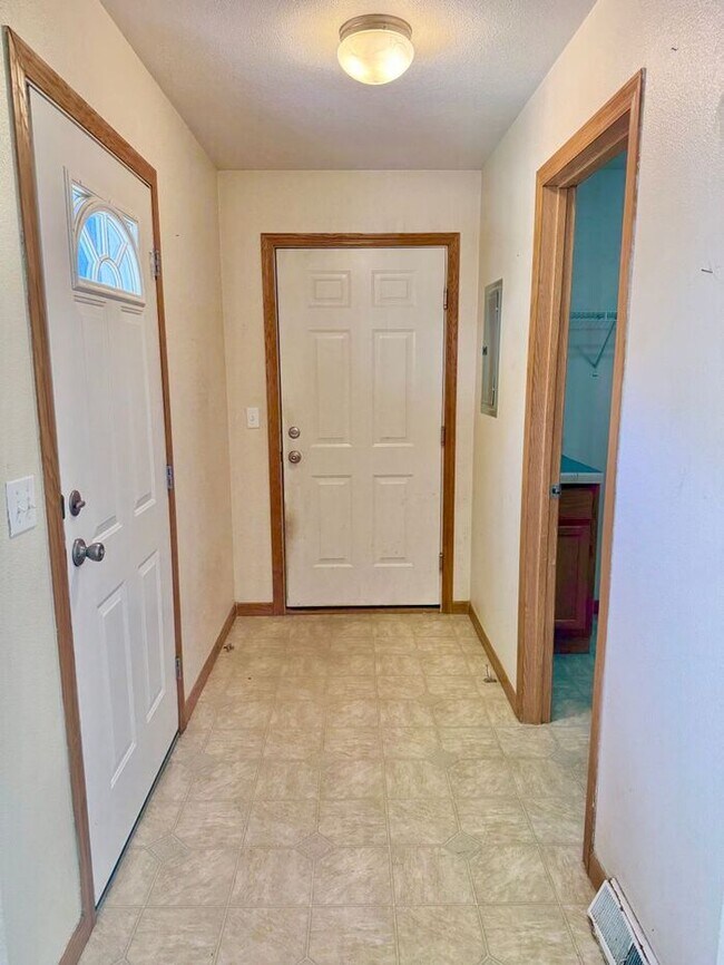 Foto del edificio - 3 Bed 2 Bath Duplex in Milliken with Overs...