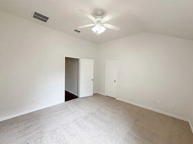 Foto del edificio - 2126 Highland River Dr