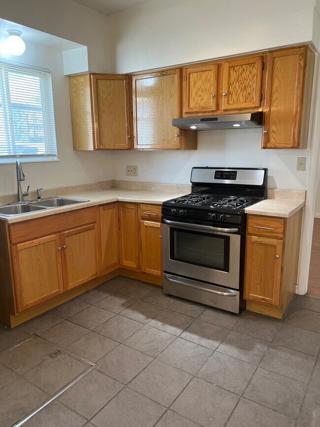 Kitchen - 656 W 2nd Ave