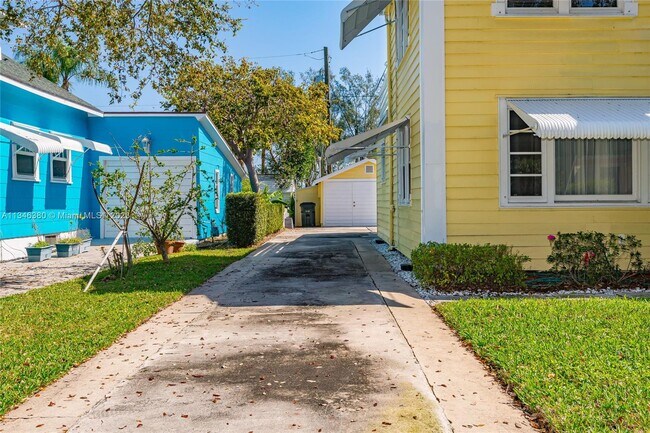 Building Photo - 216 N Lakeside Dr