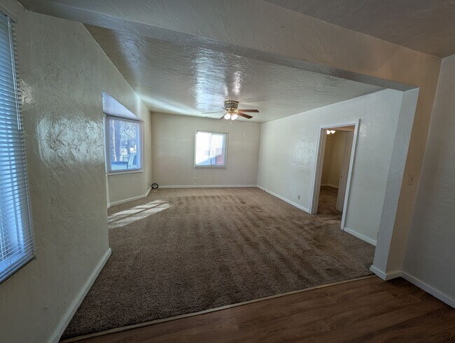 Foto del edificio - 3 Bedroom 1 Bath Near Redding Library