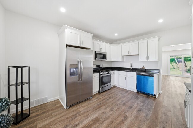 Foto del edificio - 332 Elm Rd