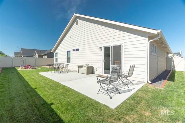 Building Photo - 3 Bed 2 Bath 1622 sqft RV Parking rent fre...