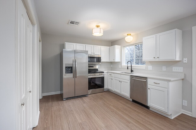 Building Photo - 3317B Niagara Dr