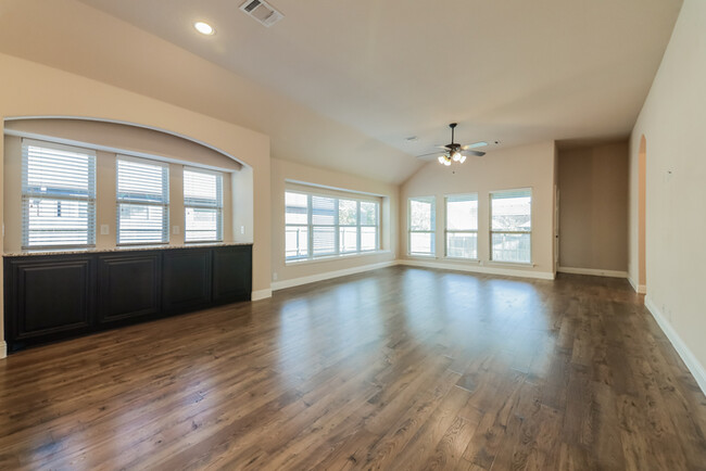 Foto del edificio - Bright Brick Home in Aubrey, TX