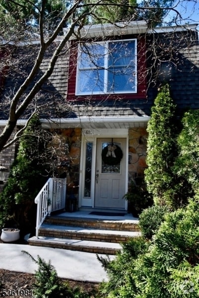 Building Photo - 611 Grove St