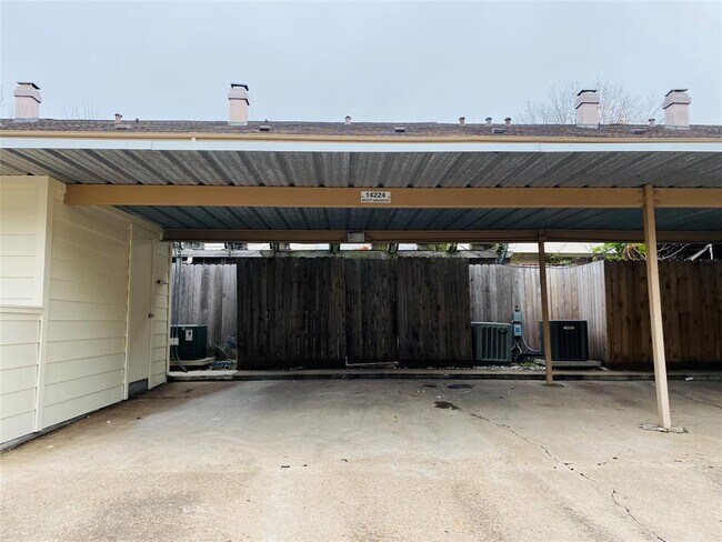 Foto del edificio - 14224 Misty Meadow Ln