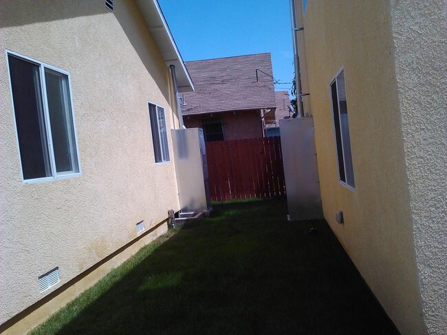 Entre casas - 456 E 47th St