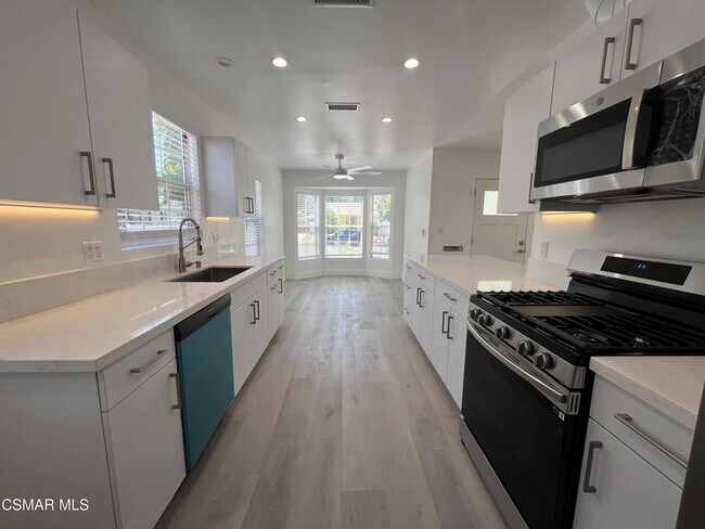 Foto del edificio - 4934 Enfield Ave