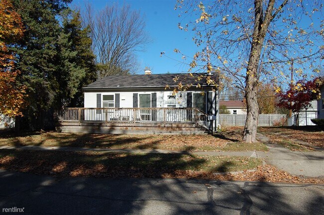 Building Photo - 3 br, 1 bath House - 2412 N Circle Dr