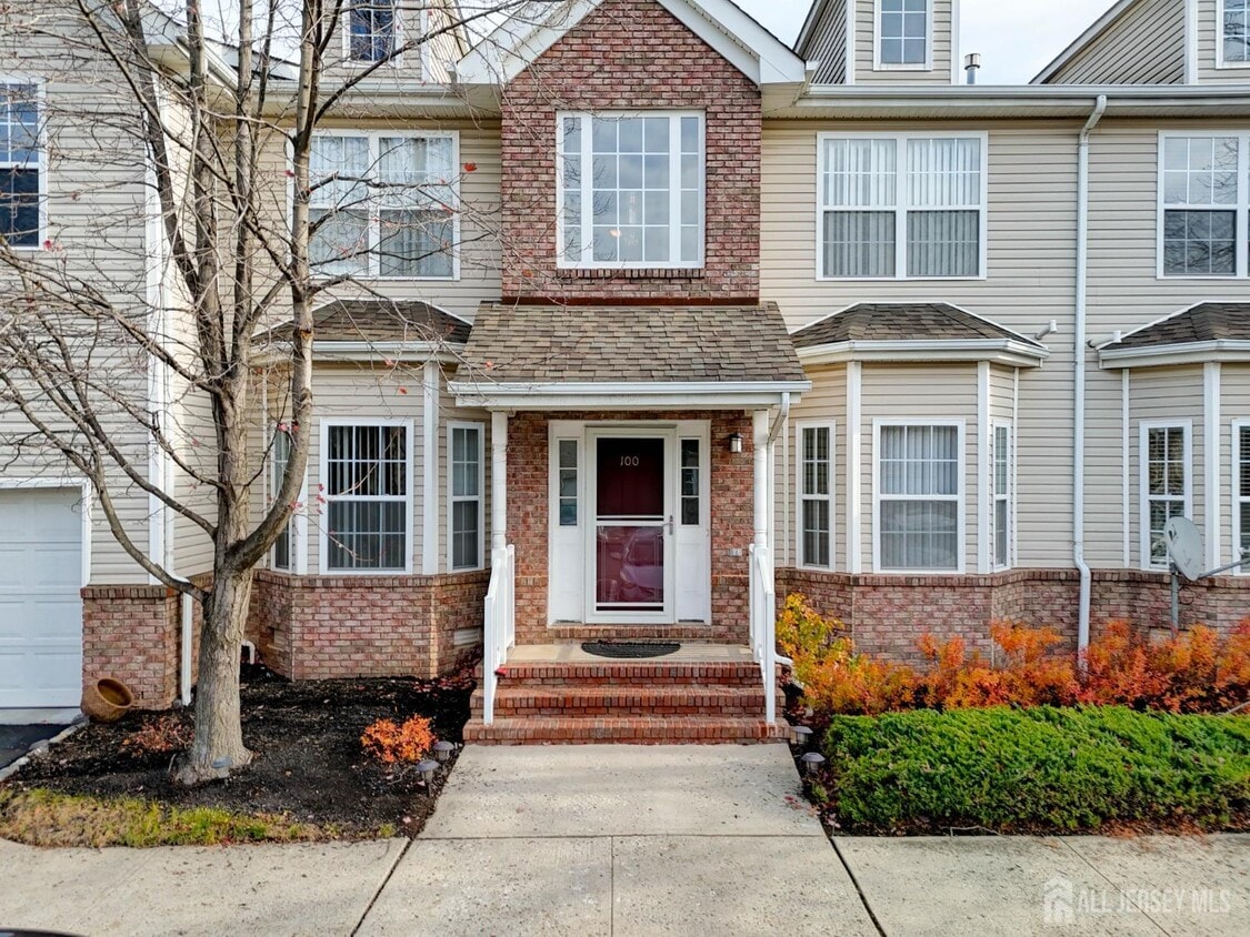 Foto principal - 100 Forest Dr