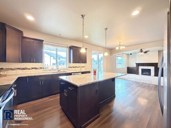 Foto del edificio - Spacious 5BR Home | Fenced Yard | Garage | Pets Negotiable