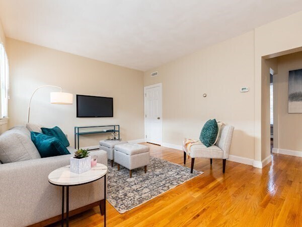 Building Photo - 284 Melrose St