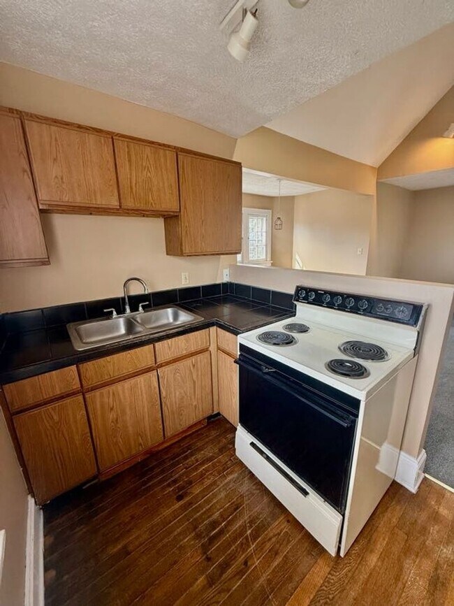 Building Photo - Westmoreland Duplex One