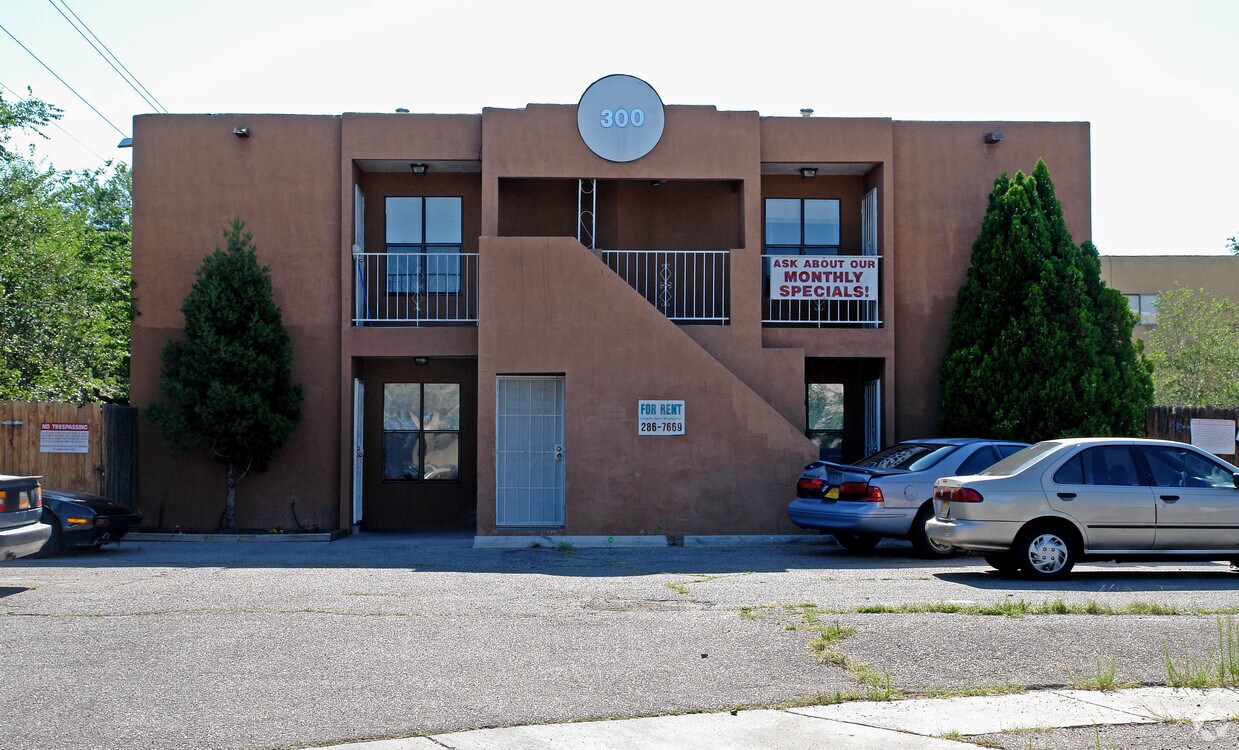 Primary Photo - 300 Whispering Sands Ct SE