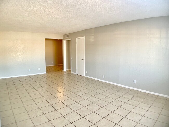 Foto del edificio - 3930 Englewood Cir