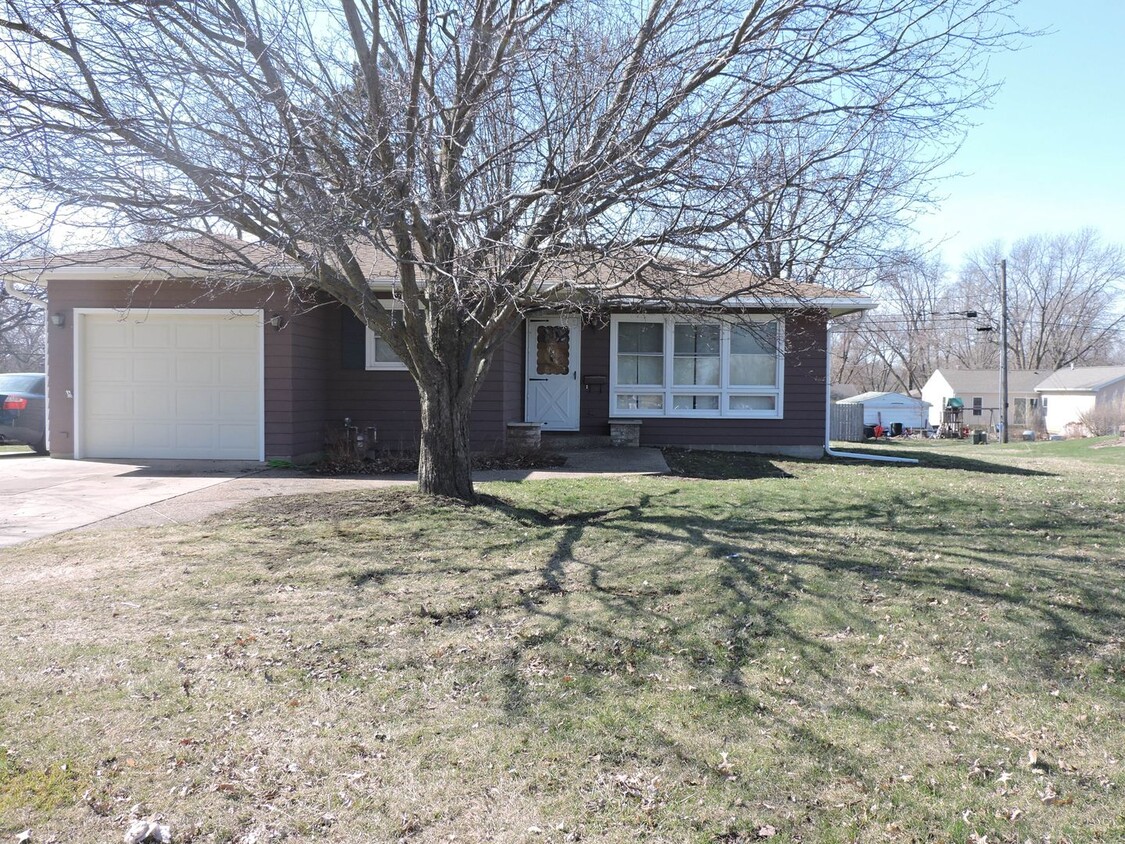 Primary Photo - 3 bedroom, 1 1/2 bath house