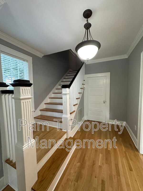 Building Photo - 626 E 48th St