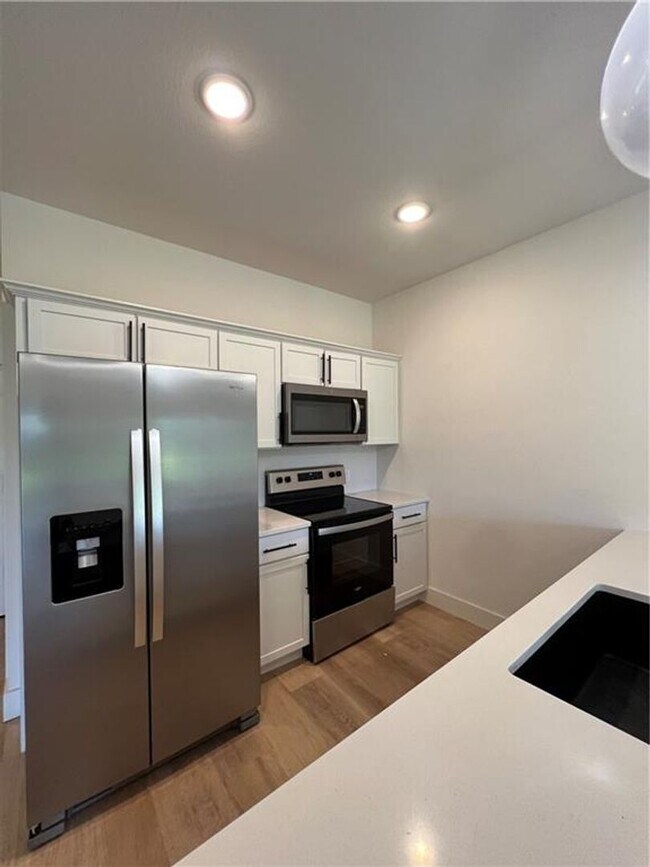 Building Photo - SW Livingston Sq Duplex