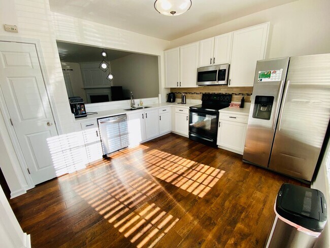 Building Photo - Gorgeous 3bed/2.5 Bath Townhome In Desirab...