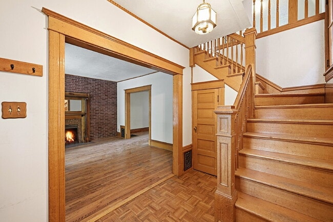 Building Photo - $2,895.95, 3 Beds - 2 Bath, Single Family Home in Denver with Washer and Dryer!