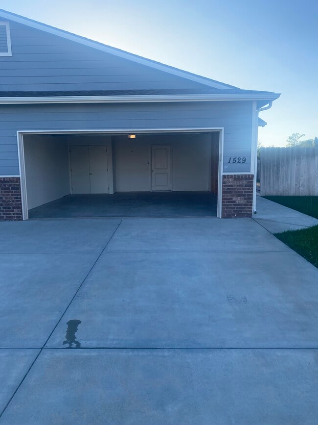 Building Photo - 1529 E Olive Ct