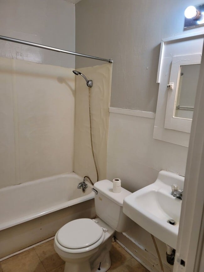 Building Photo - 2219 S Tyler St