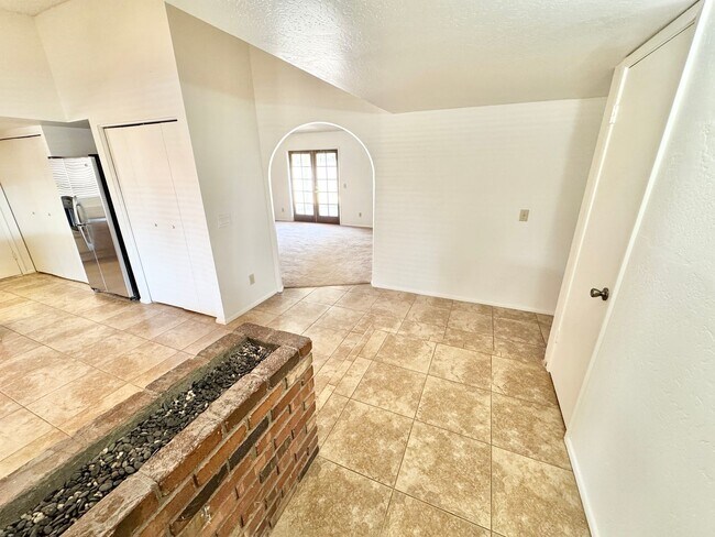Building Photo - 3 Bedroom / 2 Bath Single Level Home in Ph...