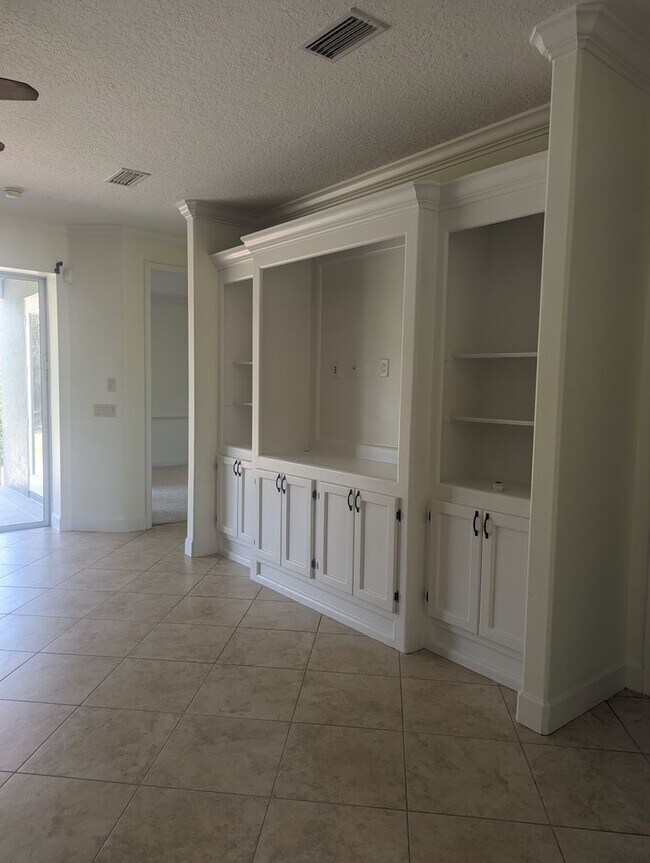 Foto del edificio - Spacious 4 bedroom, 3 bath, Executive Home...