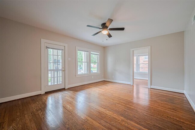 Foto del edificio - 2345 Wroxton Rd