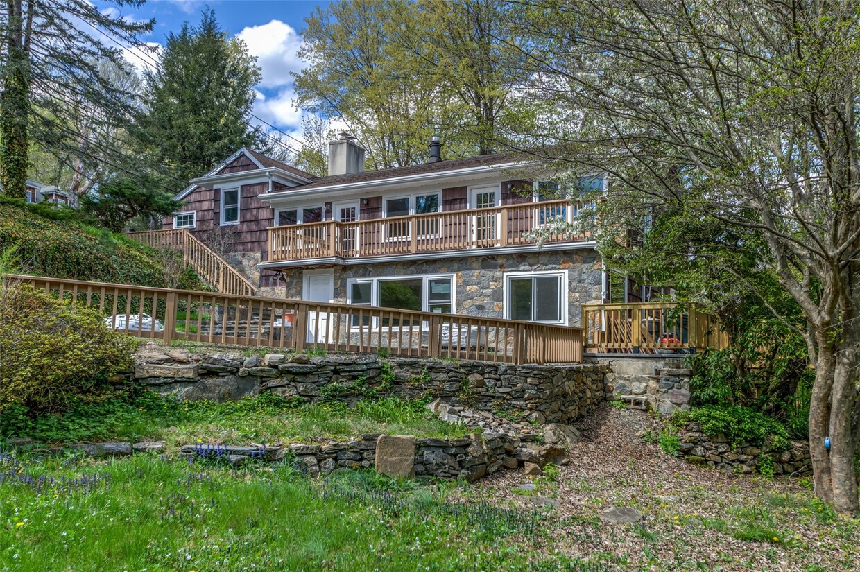 Foto principal - 135 Old Mt Kisco Rd