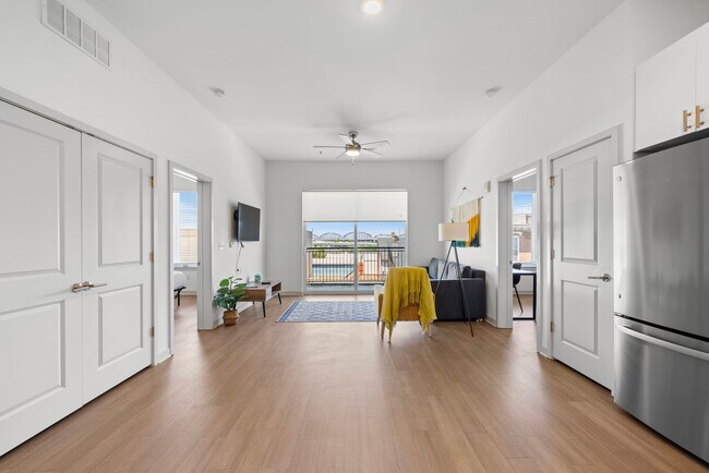 Building Photo - 633 E Main St