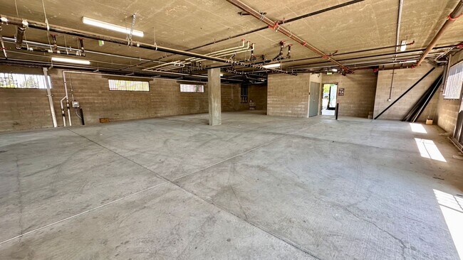 Foto del edificio - Affordable 1-Bedroom Top Floor Unit with M...
