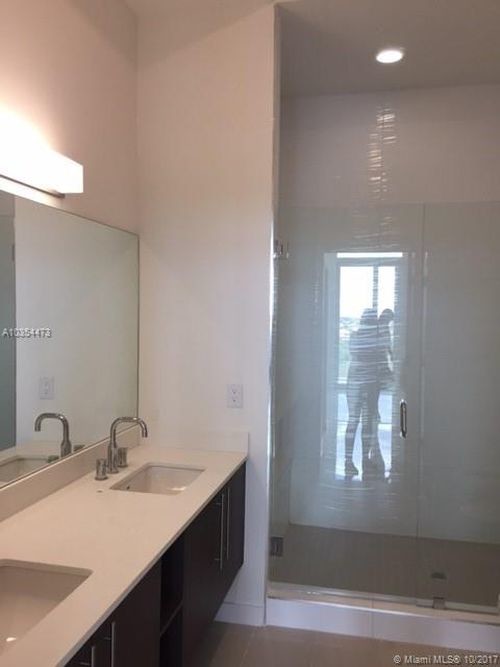 Foto del edificio - 7825 NW 107th Ave