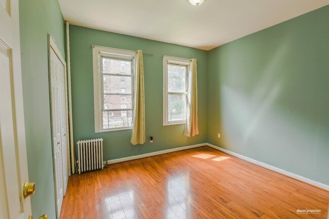 Building Photo - 514 E 8th St