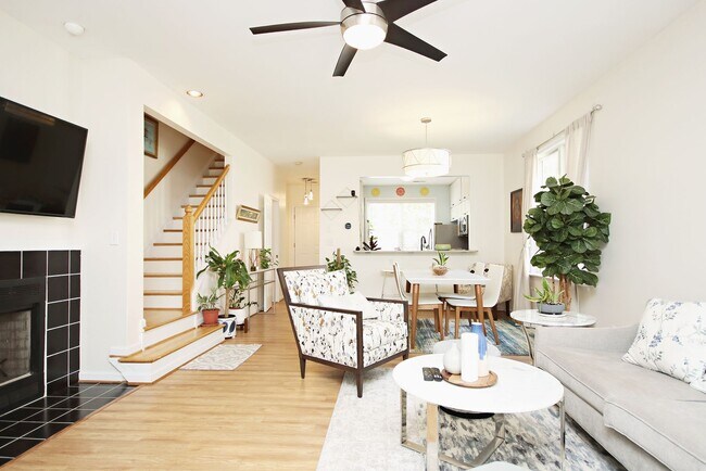 Foto del edificio - Light-Filled Forest Lakes Townhome