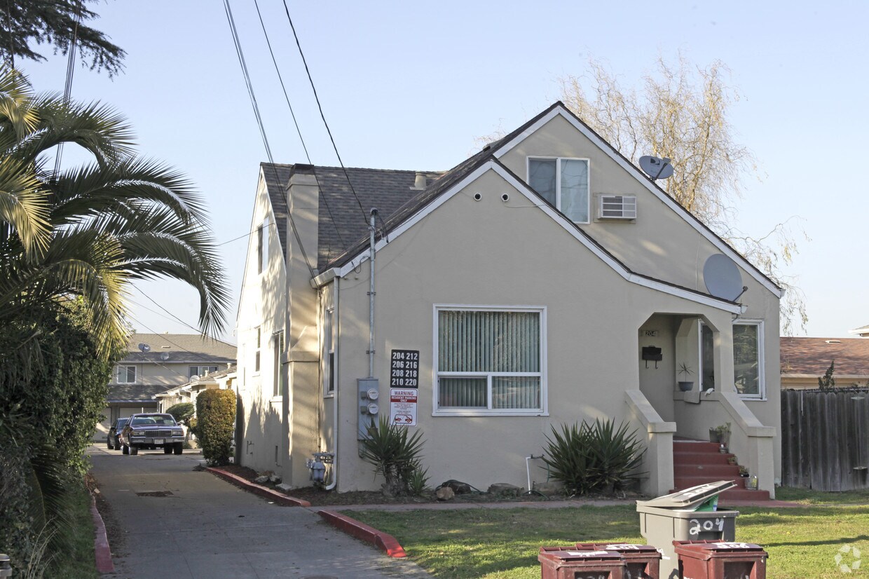 Building Photo - 204-220 Cherry Way