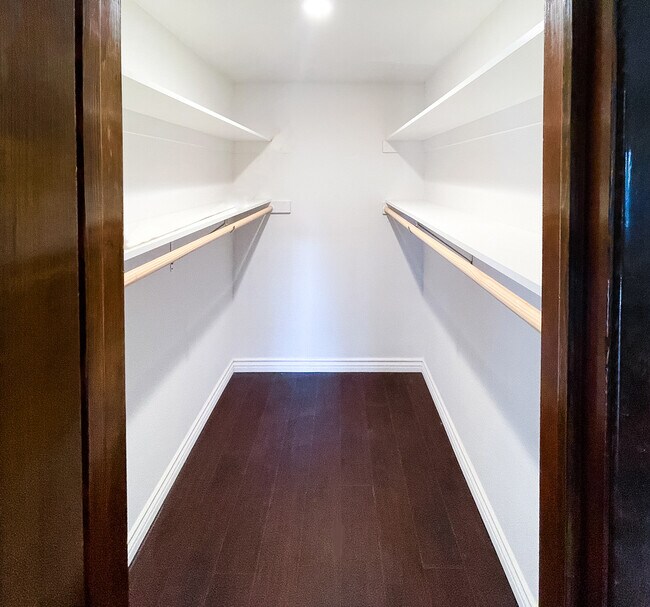 Vestidor - 17180 Sesnon Blvd